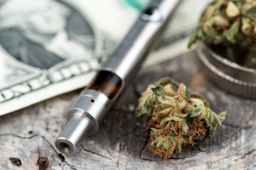 Vaporisateur de cannabis sur un billet d'un dollar pour vaper des herbes