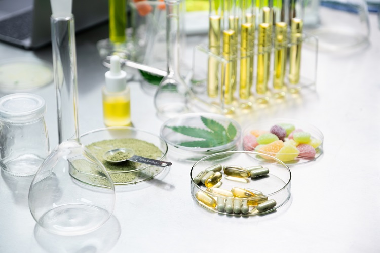 Labbmiljö där HHCPO-produkter som kapslar, gummier testas